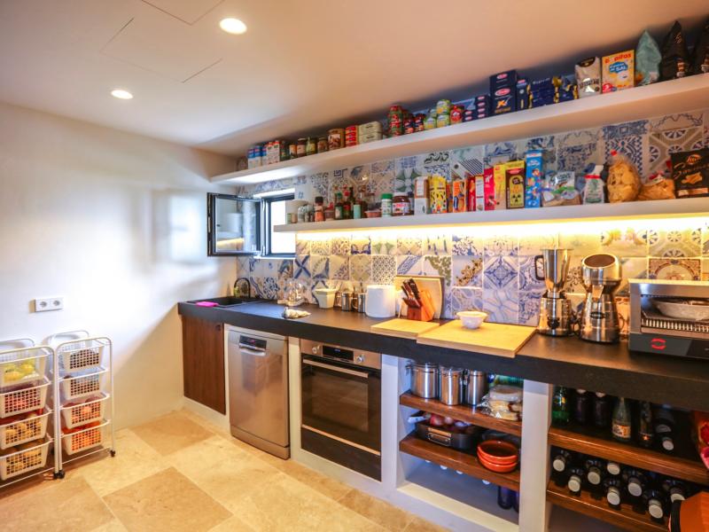 Can Gerbera , Central , East 