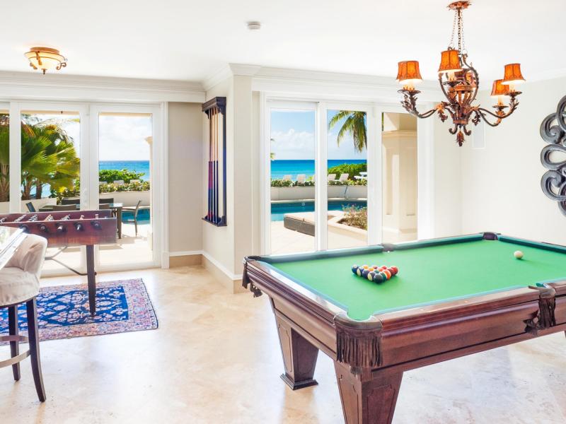 Coconut Walk , Seven Mile Beach 