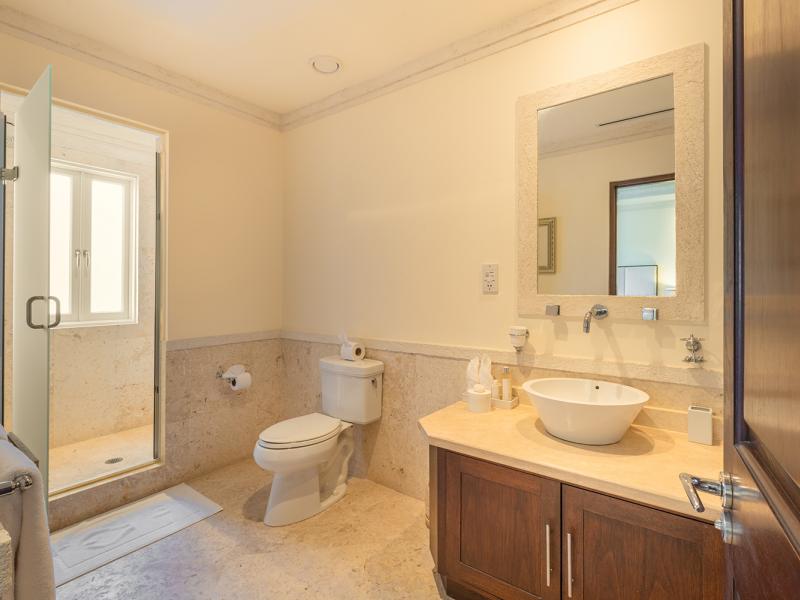 Smugglers Cove Penthouse Apartment 7 , Beachfront villas Barbados , Paynes Bay , St James , West Coast Barbados 